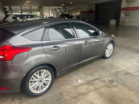 Used 2016 Ford Focus Titanium FWD image 3
