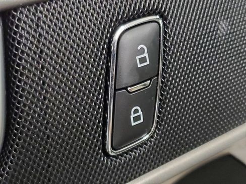 Used 2023 Ford Explorer XLT image 27