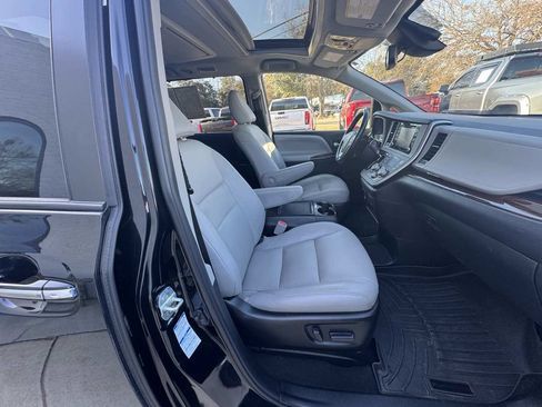 Used 2020 Toyota Sienna Limited Premium w/ Carpet Mat Package image 10