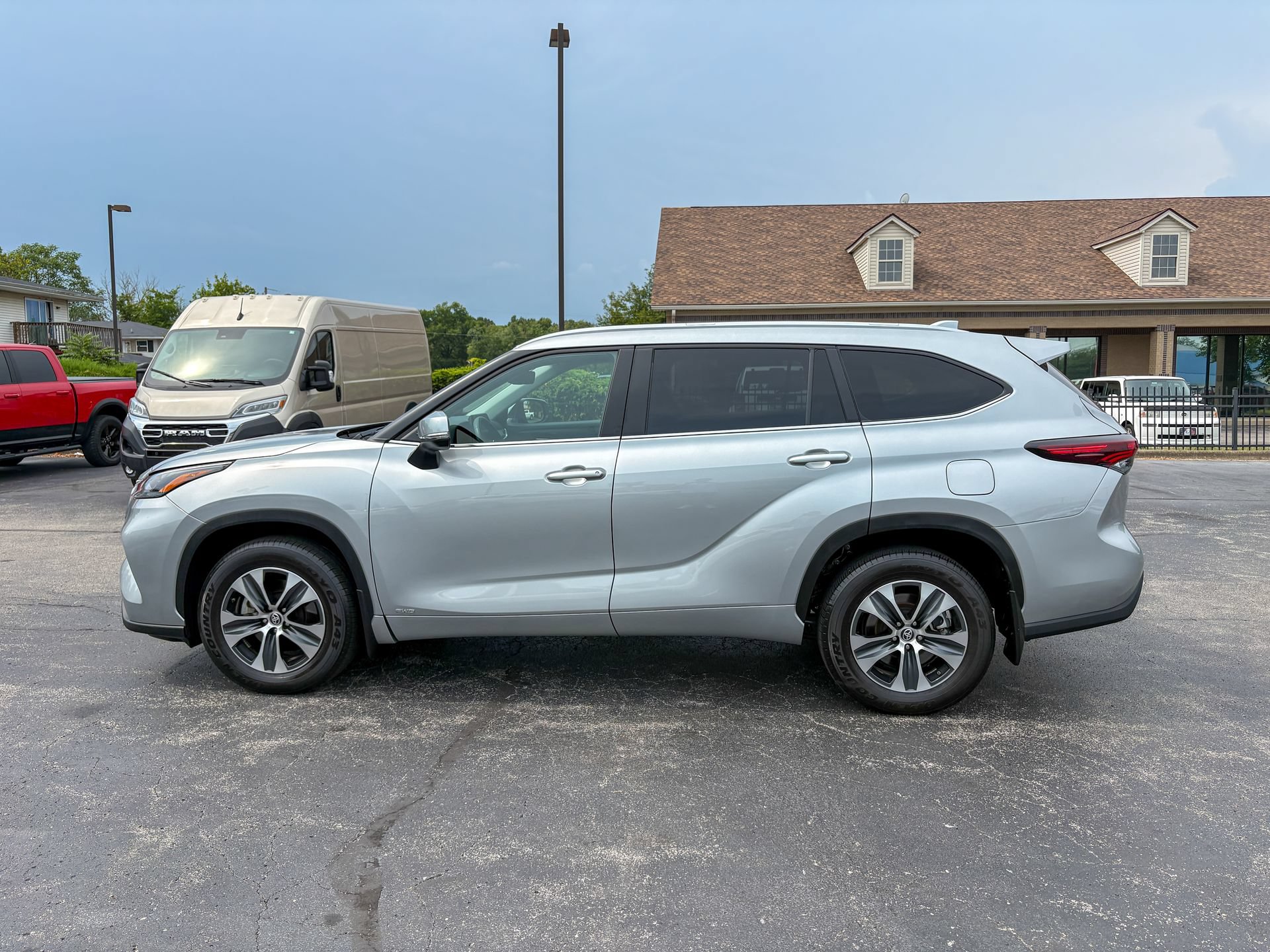 Used 2024 Toyota Highlander XLE AWD/4WD image 7