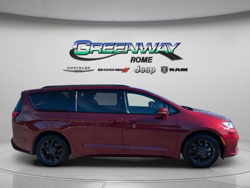 Used 2021 Chrysler Pacifica Touring-L w/ Uconnect Theater Family Group image 8