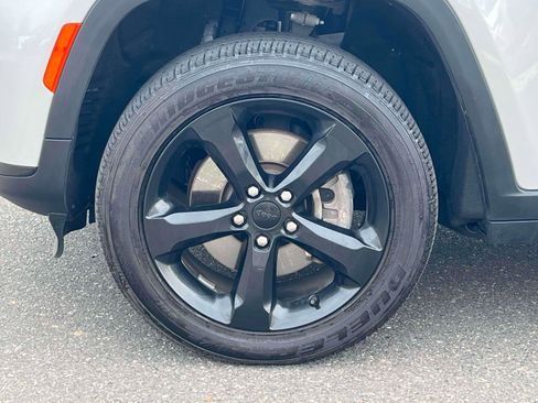 Used 2023 Jeep Grand Cherokee L Laredo image 6