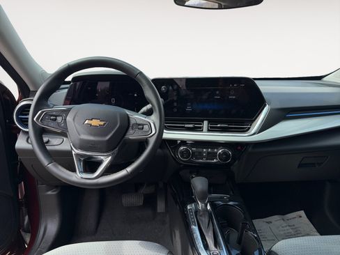 Used 2025 Chevrolet Trax LT w/ LT Convenience Package FWD image 10
