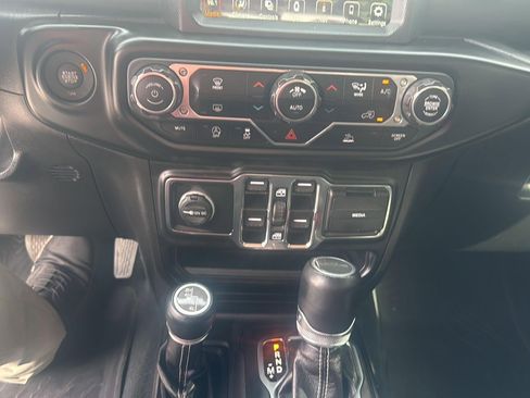 Used 2022 Jeep Gladiator Overland w/ Popular Equipment Package AWD/4WD image 19