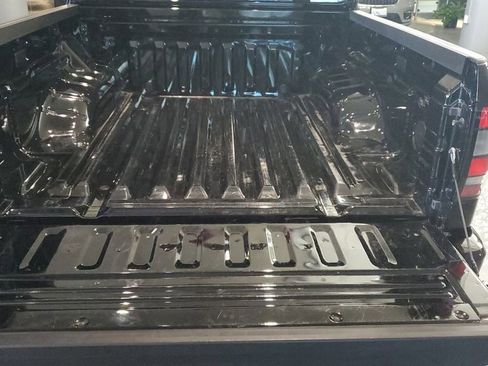 Used 2025 Nissan Frontier Pro-X image 9