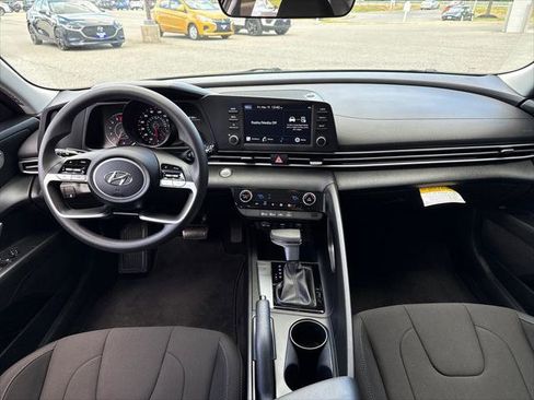 Used 2023 Hyundai Elantra SEL w/ Preferred Accessory Package FWD image 24