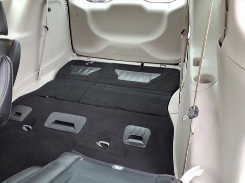 Used 2024 Chrysler Pacifica Touring-L image 11