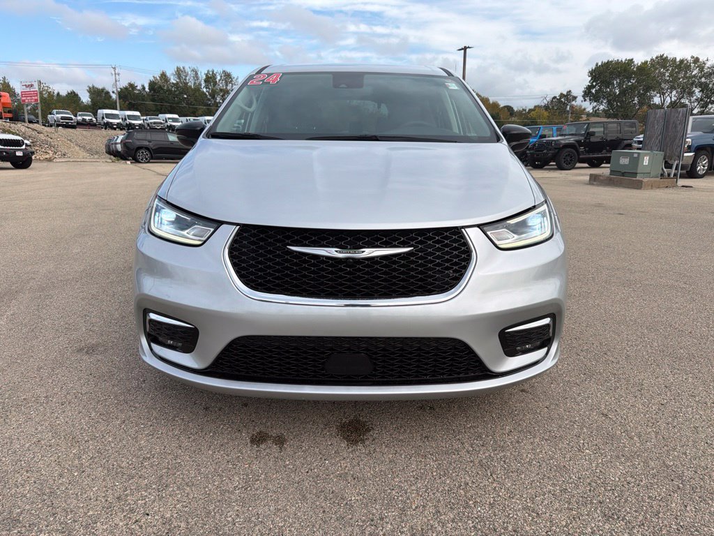 Used 2024 Chrysler Pacifica Touring-L FWD image 2