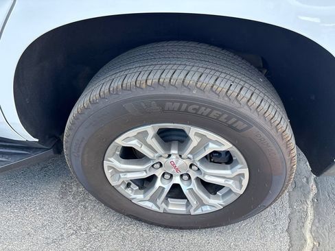 Used 2024 GMC Yukon SLE AWD/4WD image 7