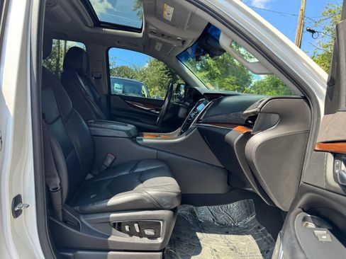 Used 2017 Cadillac Escalade Luxury AWD/4WD image 29