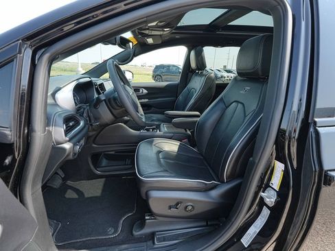Used 2025 Chrysler Pacifica Limited FWD image 17