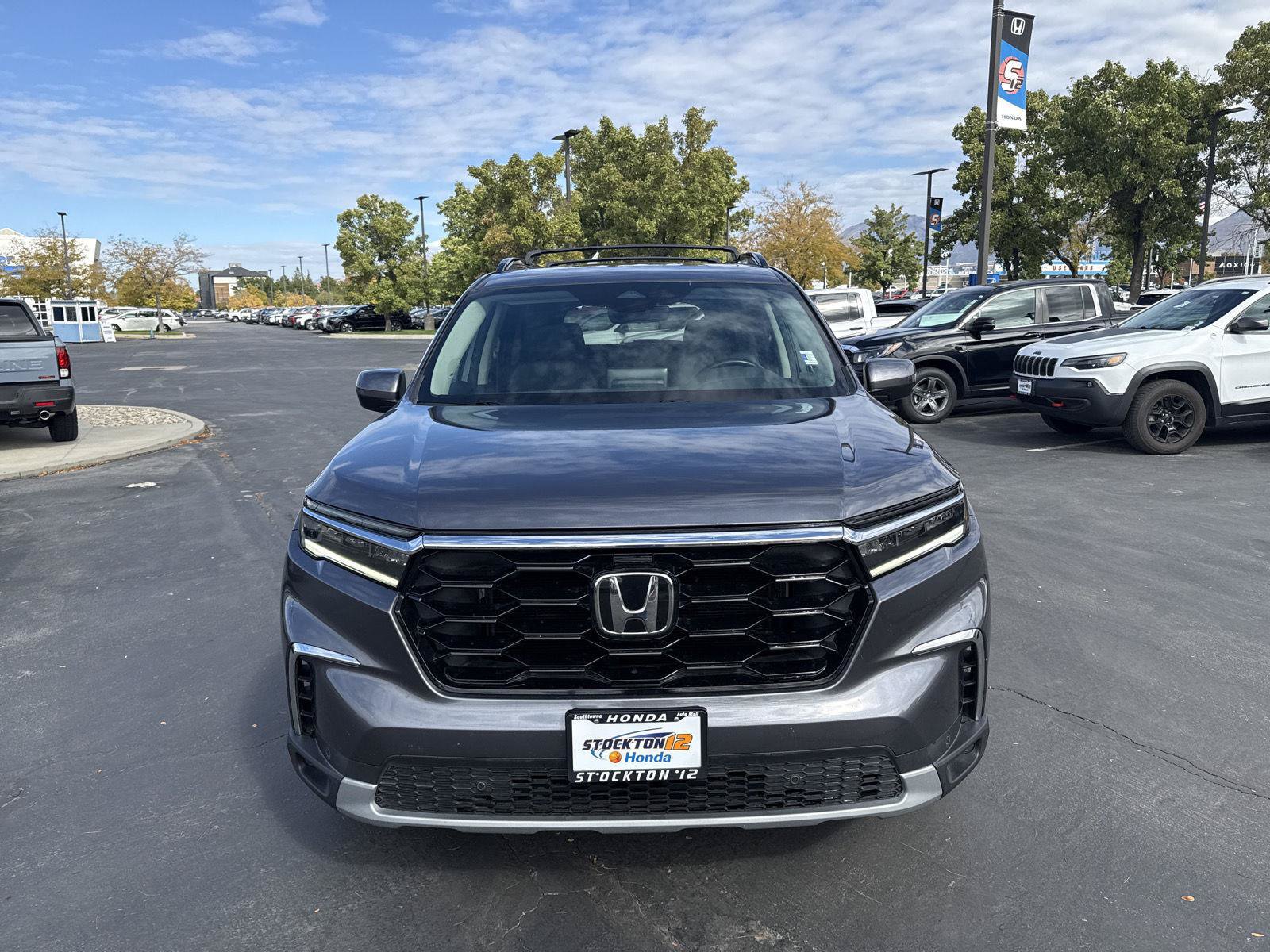 Used 2024 Honda Pilot Touring image 2