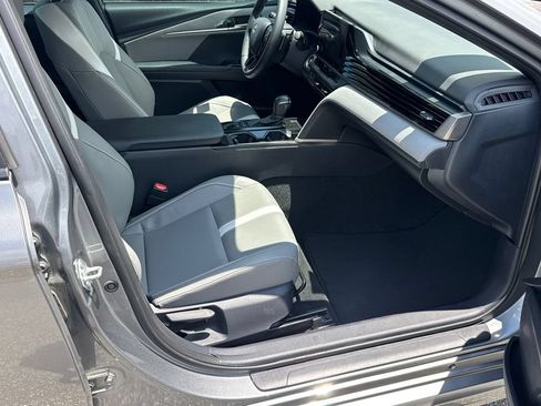 Used 2025 Toyota Camry SE w/ Convenience Package FWD image 13