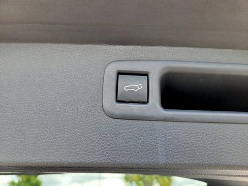 Used 2023 Toyota Highlander XLE FWD image 13