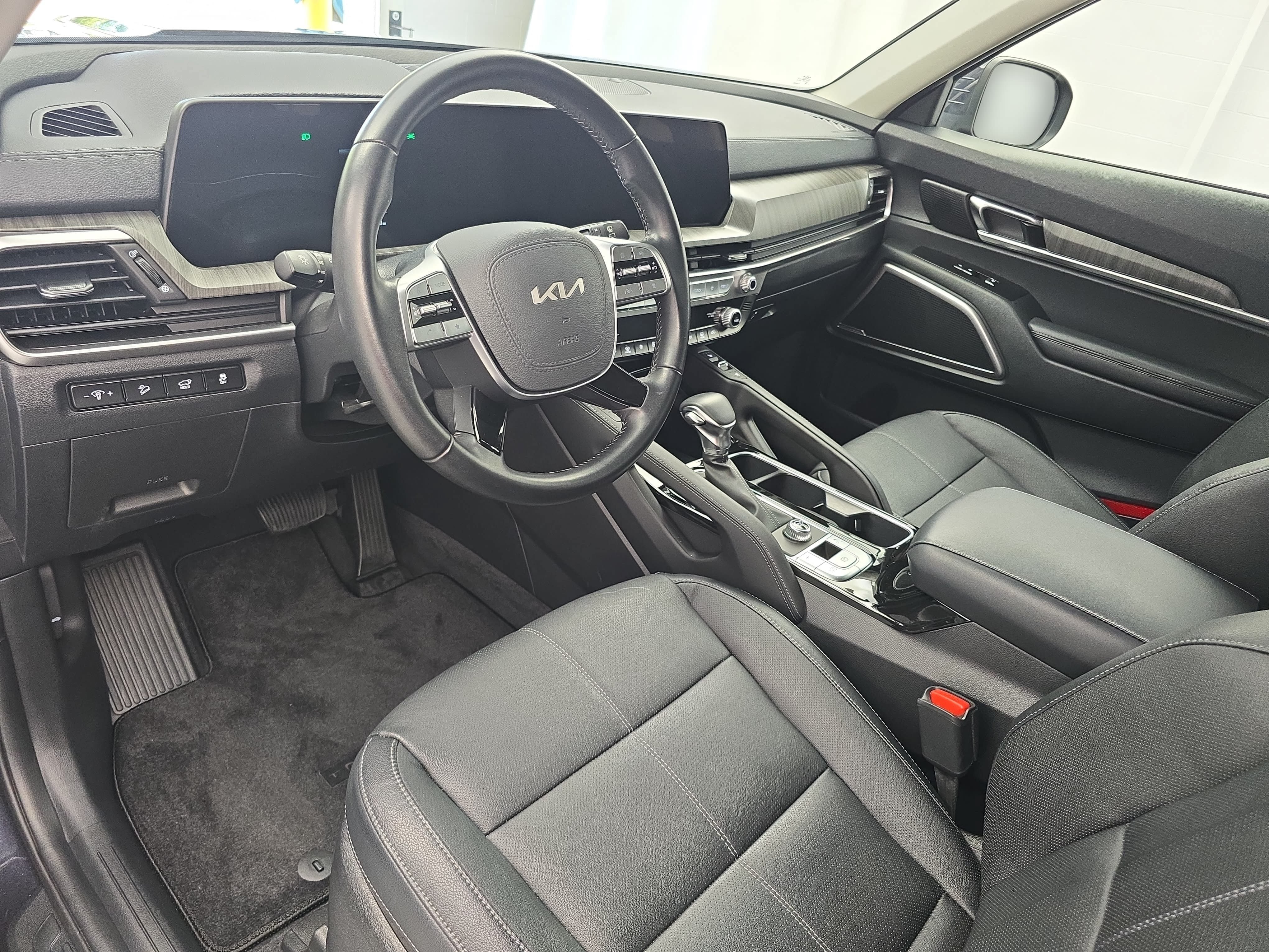 Used 2025 Kia Telluride EX w/ EX Captain's Chair Package FWD image 17
