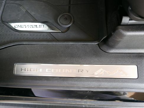 Used 2025 Chevrolet Suburban High Country AWD/4WD image 23