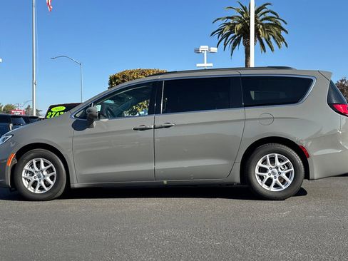 Used 2022 Chrysler Pacifica Touring-L image 8
