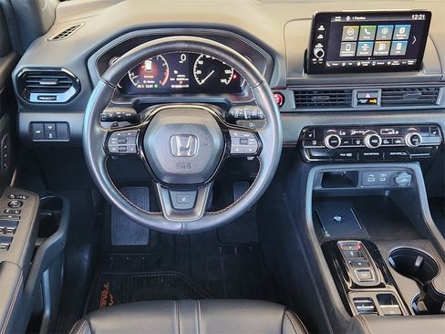 Used 2025 Honda Pilot TrailSport image 26