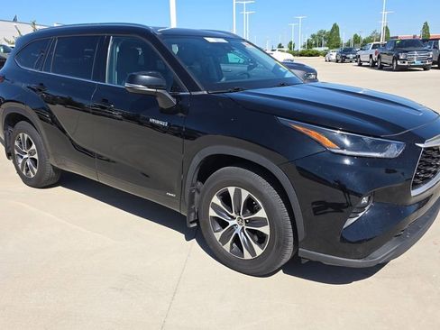 Used 2021 Toyota Highlander XLE AWD/4WD image 7