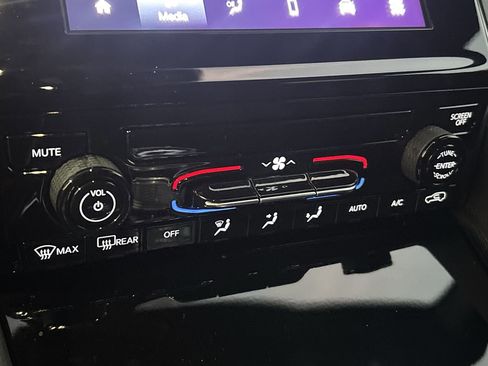 Used 2025 Jeep Grand Cherokee Laredo X image 22