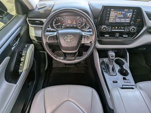 Used 2022 Toyota Highlander XLE FWD image 19