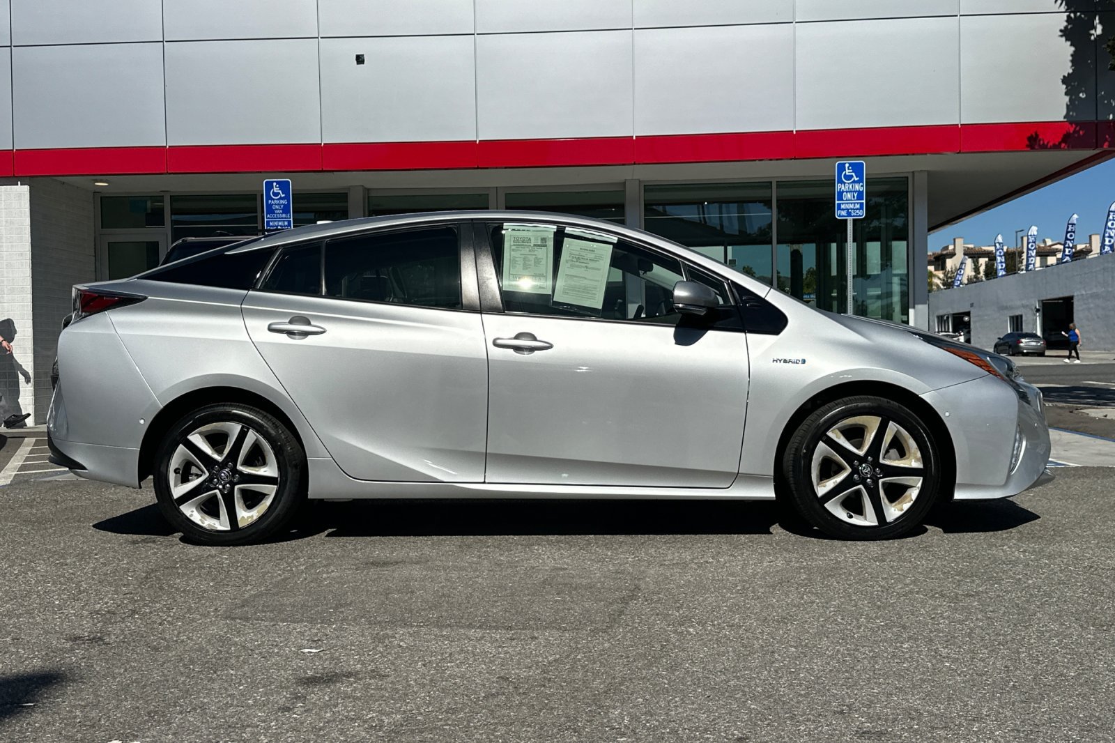 Used 2018 Toyota Prius Three Touring FWD image 3