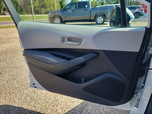 Used 2022 Toyota Corolla LE FWD image 35
