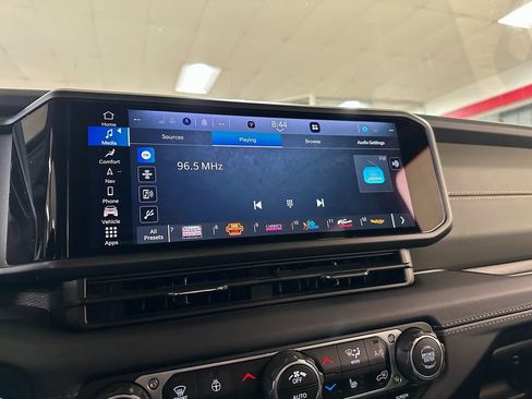 Used 2024 Jeep Wrangler High Altitude AWD/4WD image 23