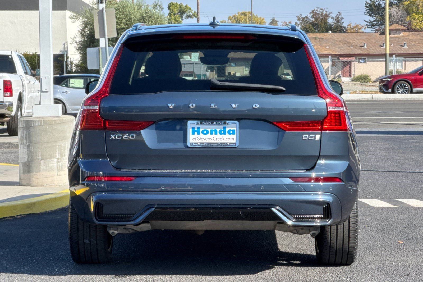 Used 2023 Volvo XC60 B5 Ultimate w/ Protection Package Premier FWD image 9