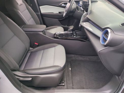 Used 2025 Chevrolet Trax LT w/ LT Convenience Package FWD image 24