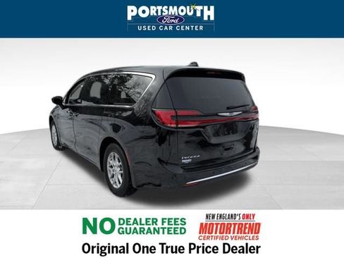 Used 2024 Chrysler Pacifica Touring-L image 26
