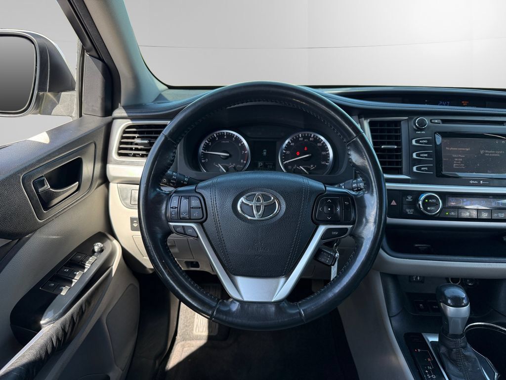 Used 2015 Toyota Highlander Plus FWD image 12
