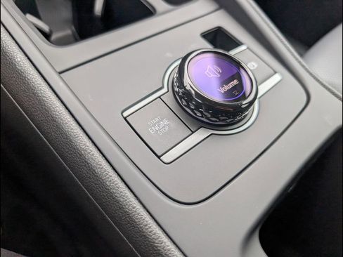 Used 2025 Volkswagen Tiguan SE image 19