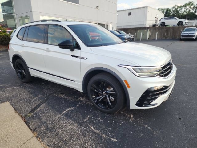 Certified 2023 Volkswagen Tiguan SE R-Line AWD/4WD image 32