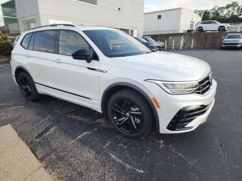 Certified 2023 Volkswagen Tiguan SE R-Line AWD/4WD image 32