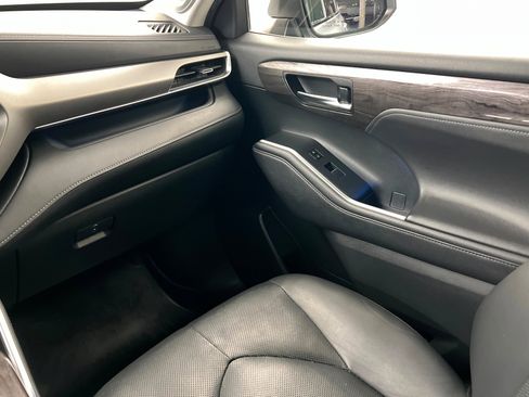 Used 2020 Toyota Highlander Limited image 10