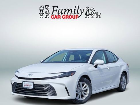 Used 2025 Toyota Camry LE image 1