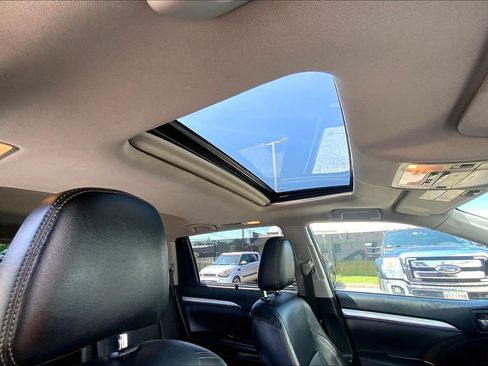 Used 2018 Toyota Highlander XLE AWD/4WD image 27