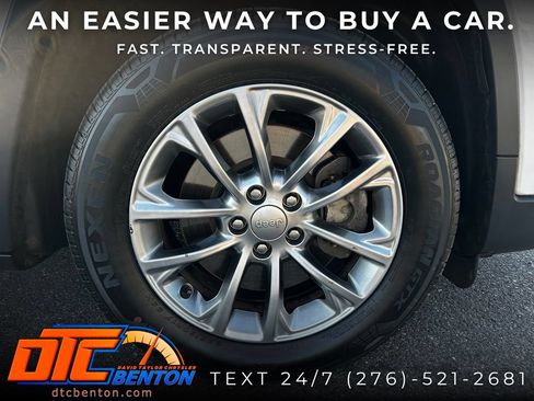 Used 2019 Jeep Cherokee Latitude Plus FWD image 29