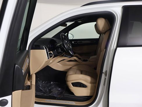 Used 2023 Porsche Cayenne Platinum Edition image 30