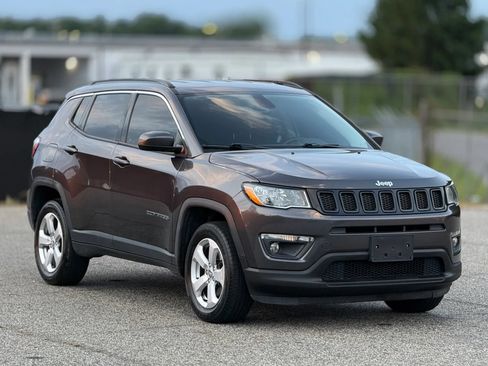 Used 2019 Jeep Compass Latitude w/ Cold Weather Group AWD/4WD image 1