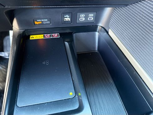 Used 2025 Toyota Camry SE image 29