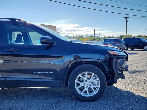Used 2016 Jeep Cherokee Sport image 4