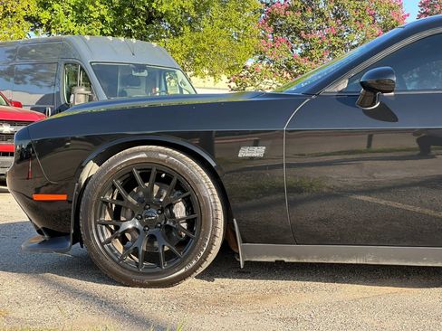 Used 2015 Dodge Challenger R/T Scat Pack w/ Scat Pack Appearance Package RWD image 4