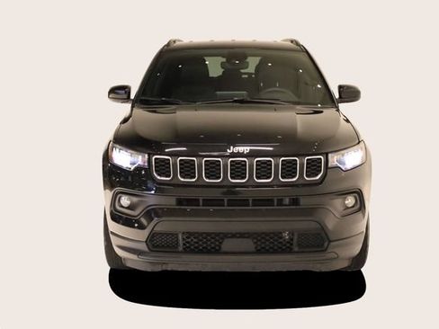 Used 2025 Jeep Compass Latitude AWD/4WD image 3