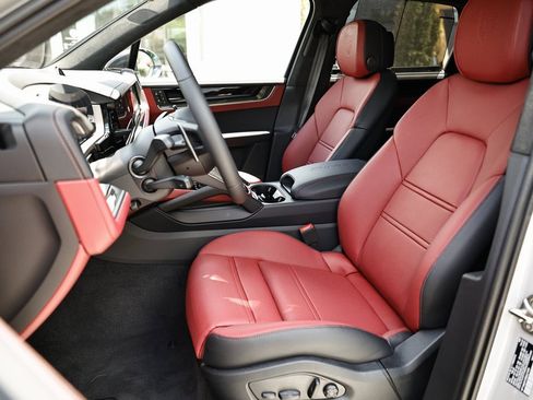 New 2025 Porsche Cayenne Turbo image 5