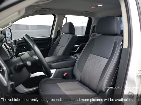 Used 2021 Nissan Titan SV w/ SV Convenience Package image 12