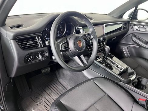 Certified 2025 Porsche Macan AWD/4WD image 4