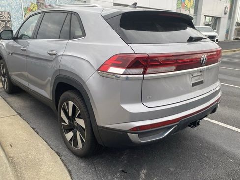 Used 2025 Volkswagen Atlas Cross Sport SE image 3