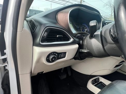 Used 2017 Chrysler Pacifica Touring-L image 24